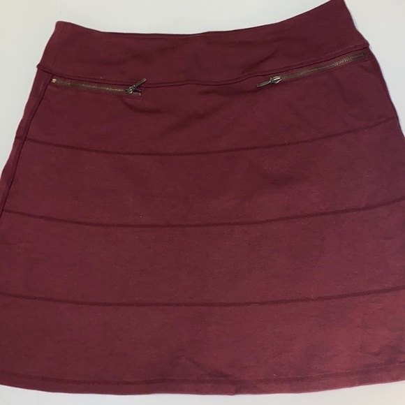 Athleta women’s skirt burgundy two zipper pockets on the front size medium - Picture 1 of 9